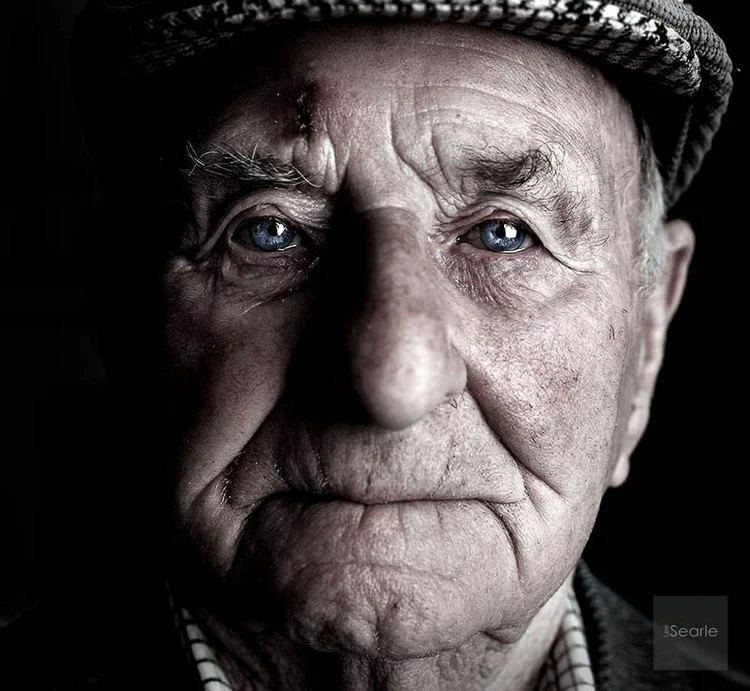 Characterful black and white portrait of an elderly man with striking blue eyes, by Penzance portrait photographer Lee Searle